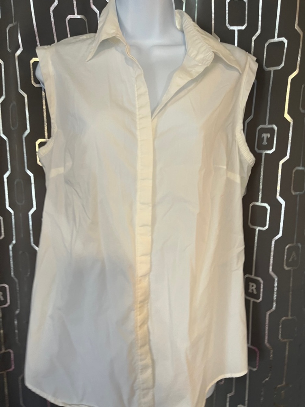 Classic Sleeveless Button-Down Shirt in Cream